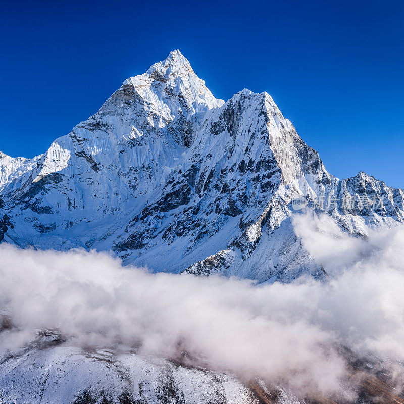 尼泊尔喜马拉雅山上美丽的阿玛达布拉姆山全景图