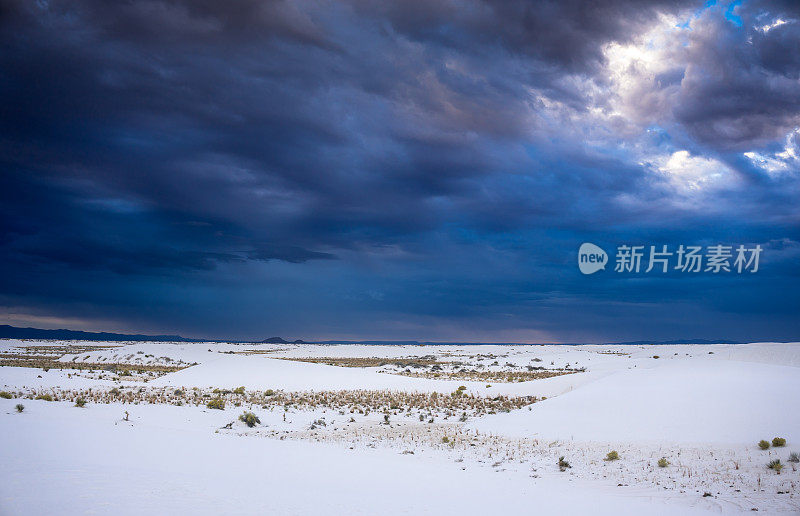 紫色暴风雨天空在白沙，NM