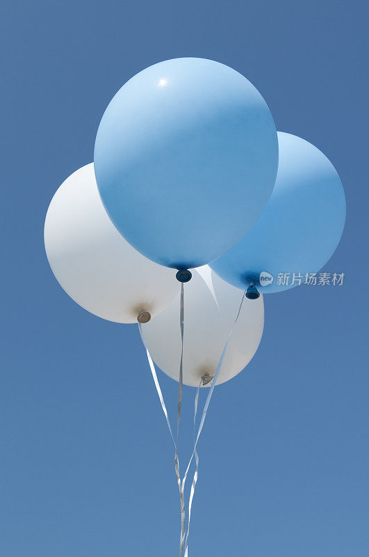 一堆氦气球高高地挂在空中