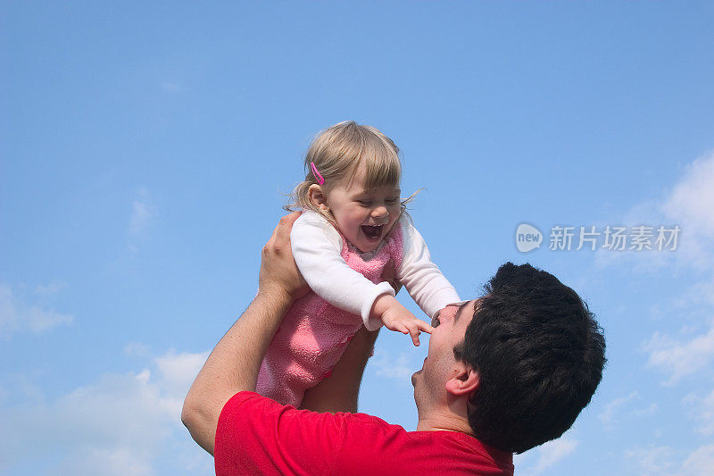 快乐的孩子在父亲的手对着宁静的天空