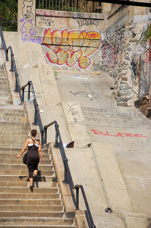 都市生活，布朗克斯，纽约市，台阶上的女人，涂鸦，