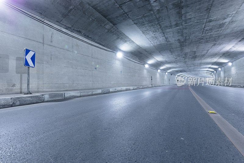 空无一人的高速公路进入了有灯光的隧道