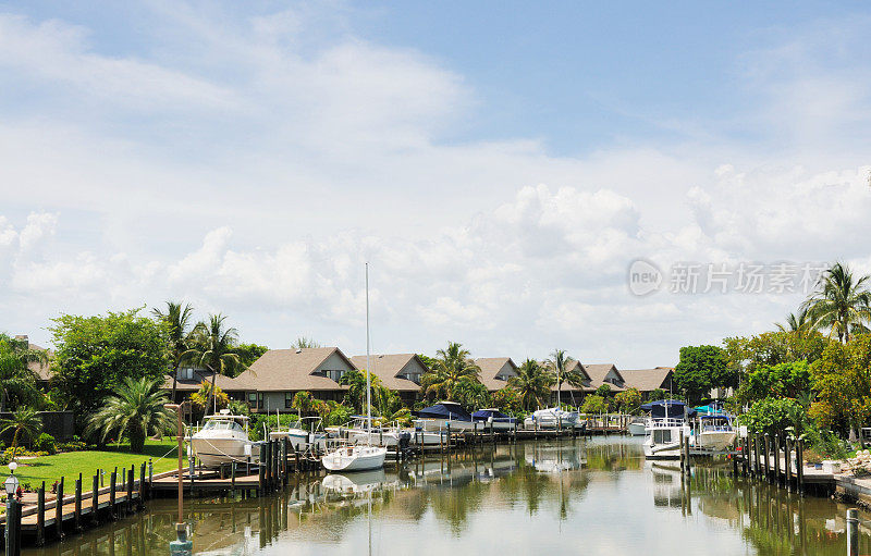 佛罗里达的萨尼贝尔岛滨水住宅和船