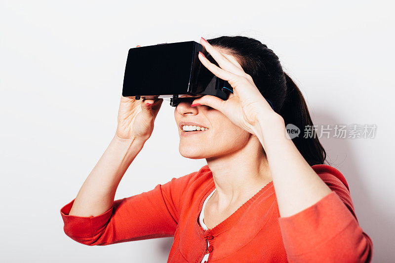 戴着虚拟现实眼镜的女人