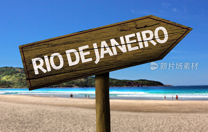 巴西里约热内卢海滩上的木制标志