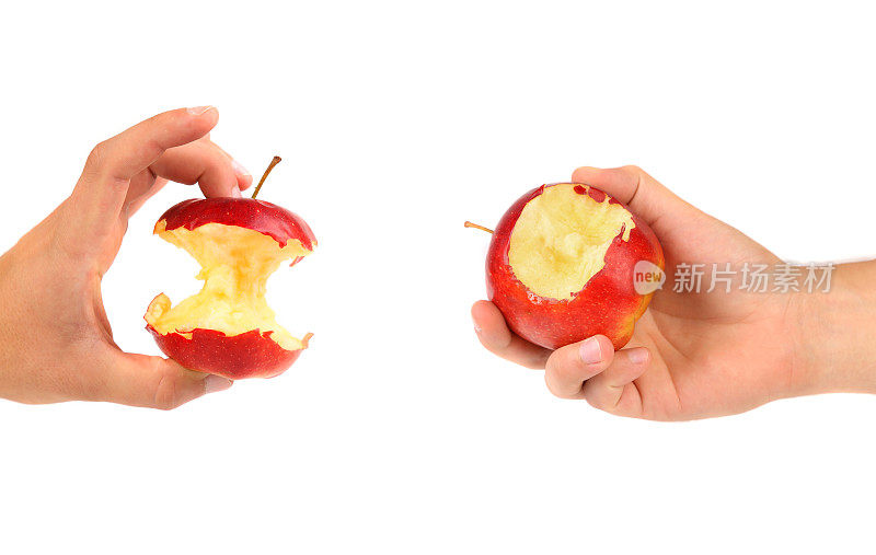 手拿着苹果核，啃着苹果。