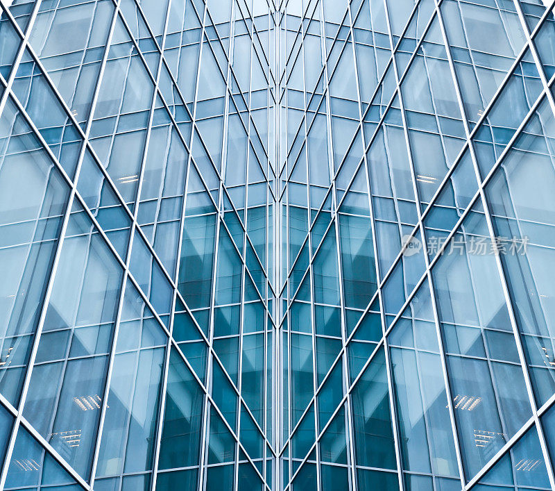 浅蓝色玻璃质感的透明摩天大楼