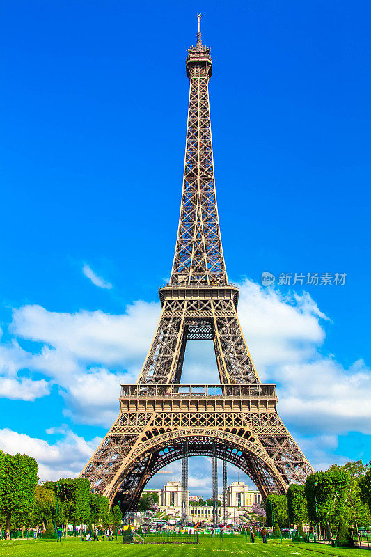 巴黎的埃菲尔铁塔，一个阳光明媚的日子