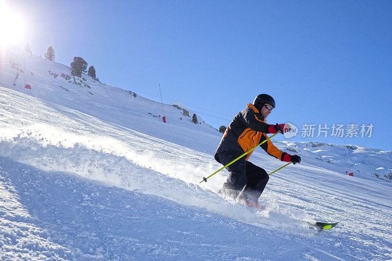 西班牙坎杜丘滑雪者在雪地里快速转弯