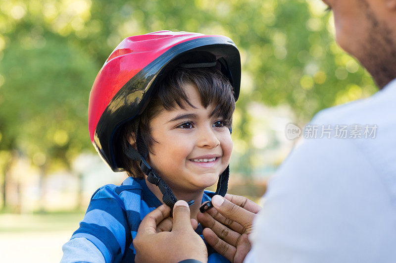 男孩戴自行车头盔