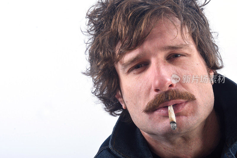 一个男人在白色背景上吸烟的肖像