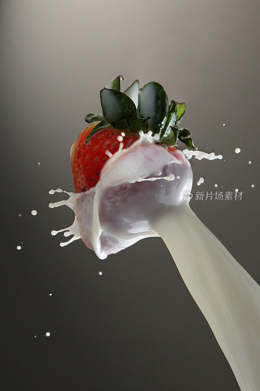 牛奶溅到草莓上
