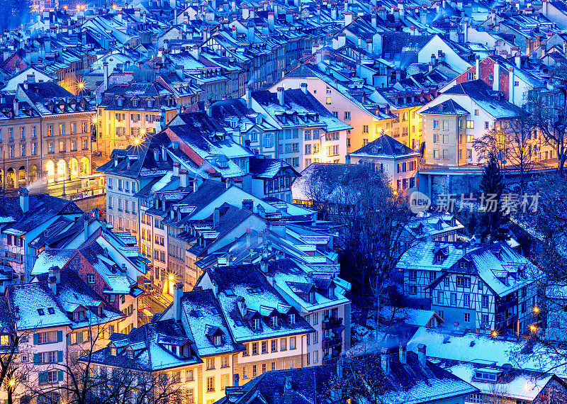 瑞士伯尔尼老城冬天被雪覆盖