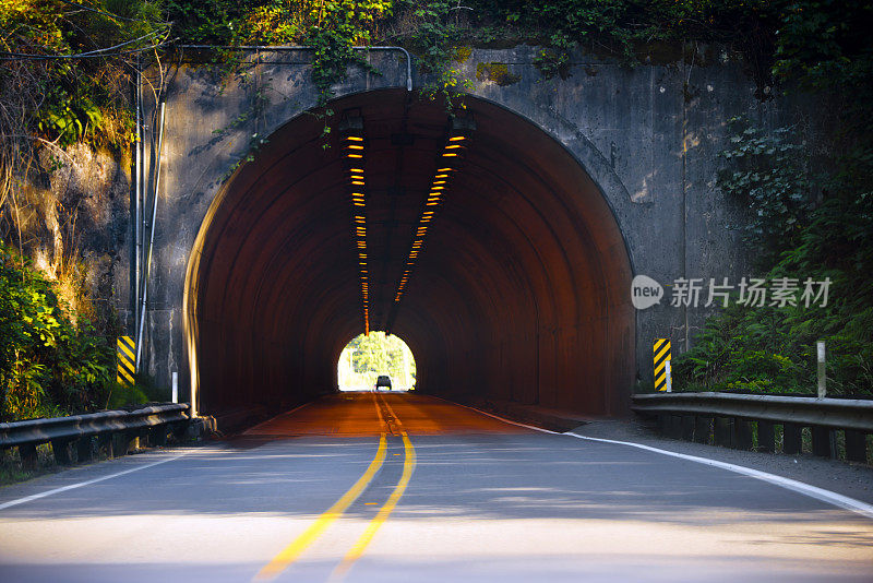 隧道尽头的路和光