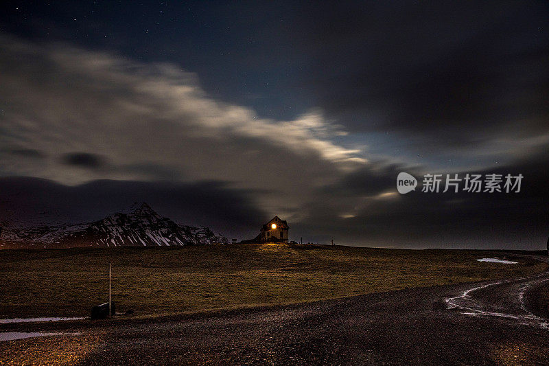 夜间冰岛的山峰