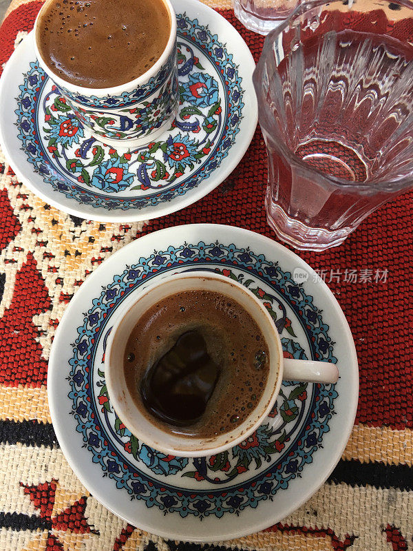 土耳其咖啡和传统咖啡杯