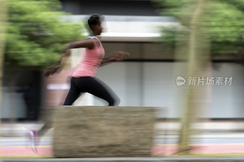 女人跑过城市的街道