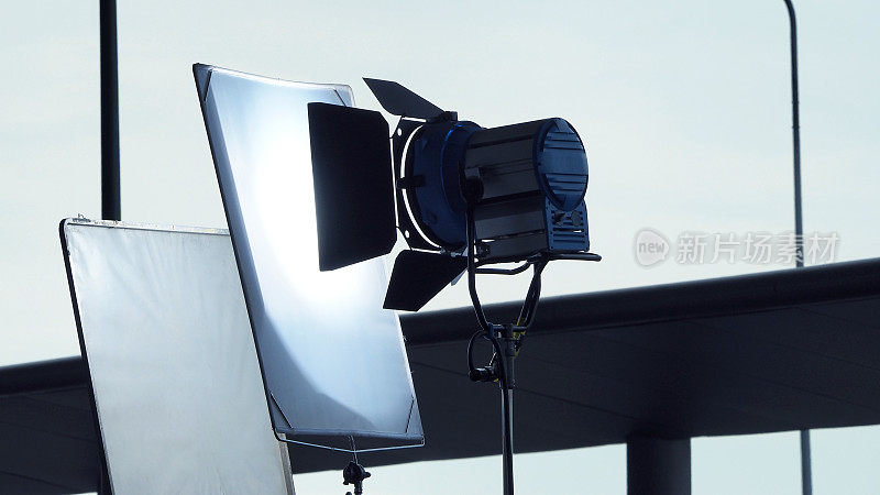大LED聚光灯和三脚架设备的视频或电影制作