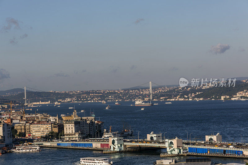 土耳其伊斯坦布尔，金角湾和加拉塔大桥附近的客船