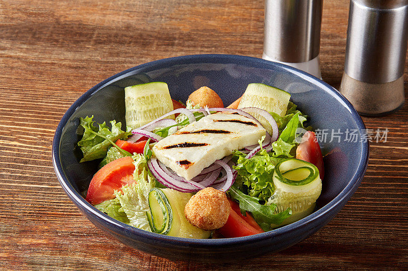 新鲜的夏季素食沙拉，配上番茄、菠菜和烤豆腐芝士