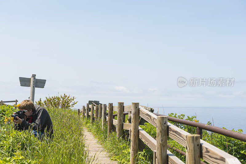 男人们在Orankoiwa岩石上拍照