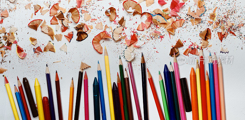 彩色铅笔和刨花