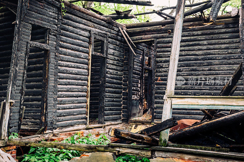 一座被烧毁的旧宅邸的木头烧焦的墙
