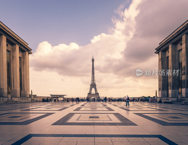 埃菲尔铁塔，巴黎的象征和法国的标志性建筑，在一个阴天。欧洲著名的旅游景点和浪漫的旅游目的地。城市景观和旅游概念。长时间的曝光。健美的