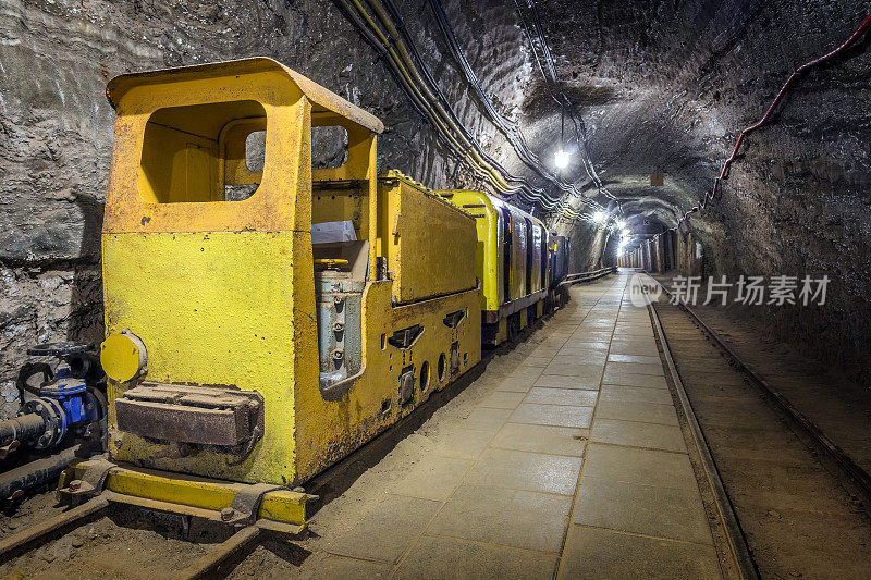 黄色乘客在矿井里乘坐地下列车