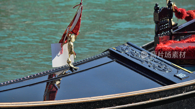 贡多拉船停车。平底船停泊在意大利威尼斯。意大利平底船停靠在威尼斯，威尼托，意大利。