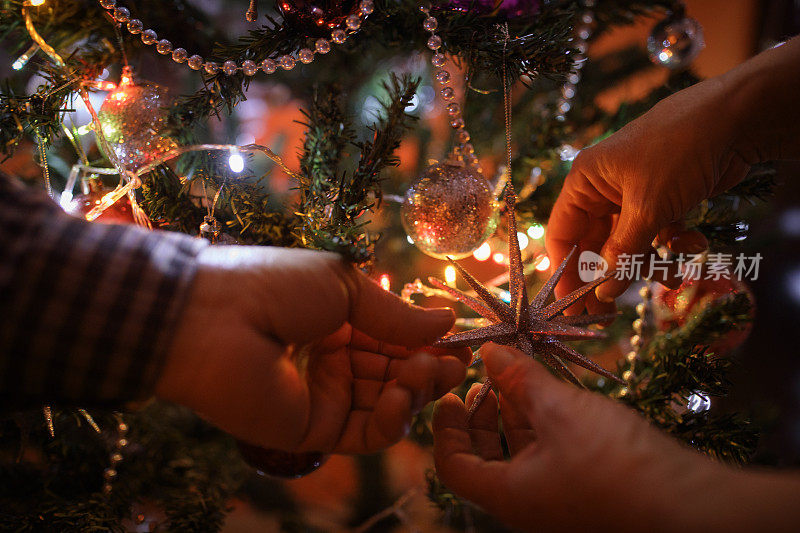 老年夫妇装饰圣诞树