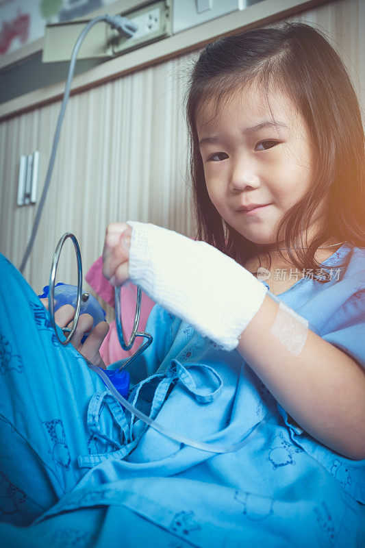 疾病亚洲儿童入院与静脉滴注在手。