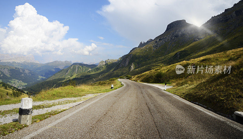 欧洲阿尔卑斯山上的山路。