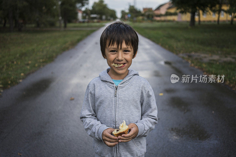 小街上可爱的男孩