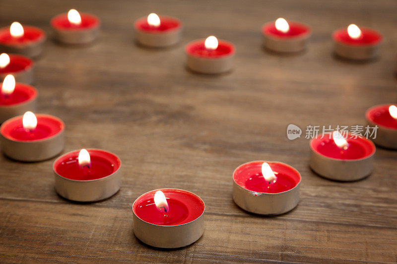 红心蜡烛放在棕色木桌上