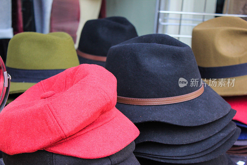 软毛帽和报童帽在摊位市场出售