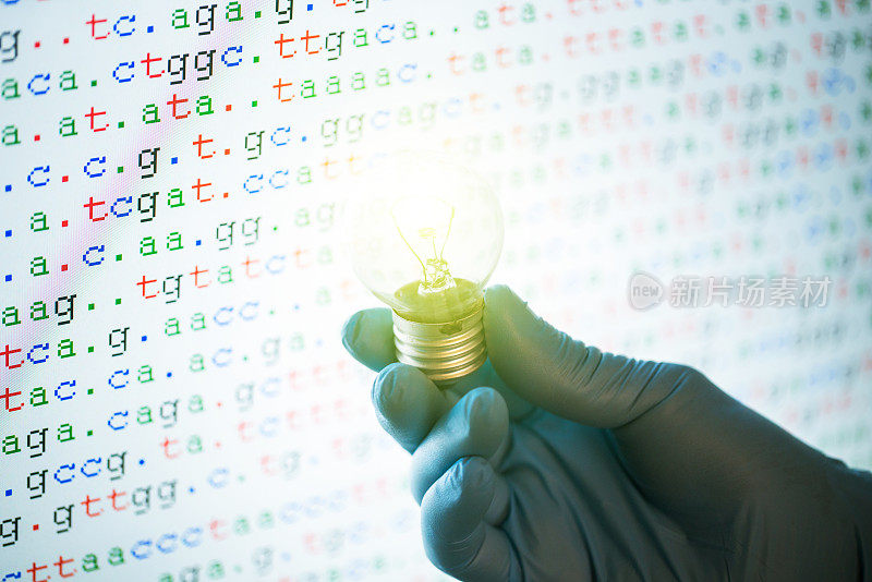 医生手持一盏带有DNA编码背景的电灯