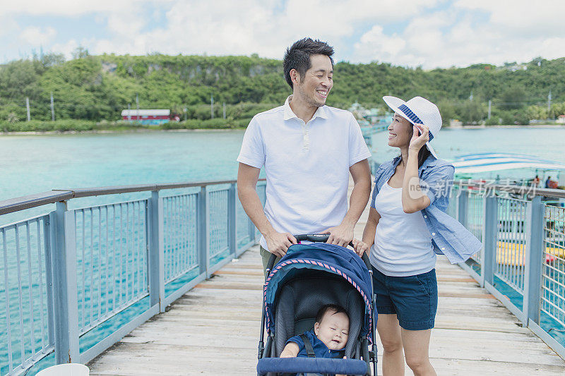 一个日本家庭在关岛有一个码头，欣赏大海