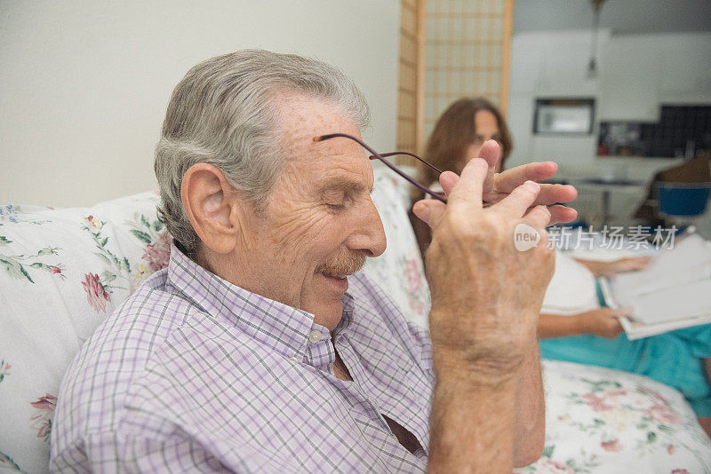 美国佛罗里达州萨拉索塔市一对退休老年夫妇正在一起读书