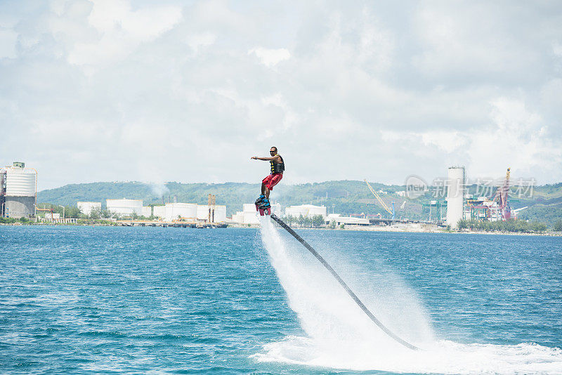 男子在关岛度假胜地享受飞行滑板