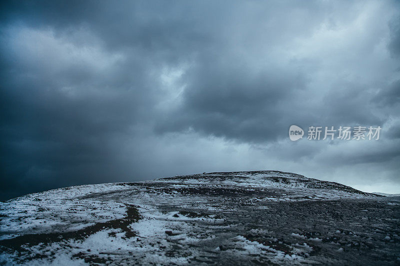 爱丁堡亚瑟座位上的雪山。