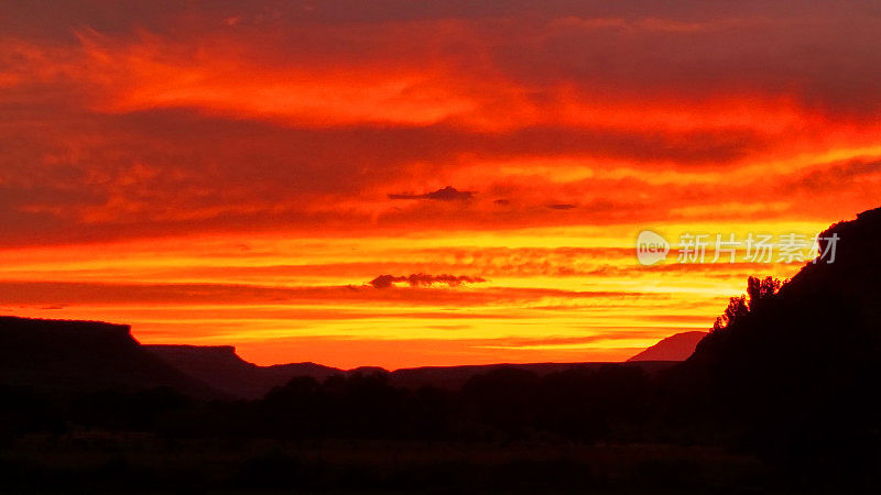 从犹他州罗克维尔看到的维珍谷的日落