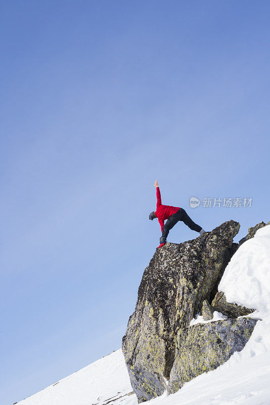 黄金和光荣，伙计，不列颠哥伦比亚省的滑雪者一边练习瑜伽，一边享受挪威哈当厄飞机的荒野