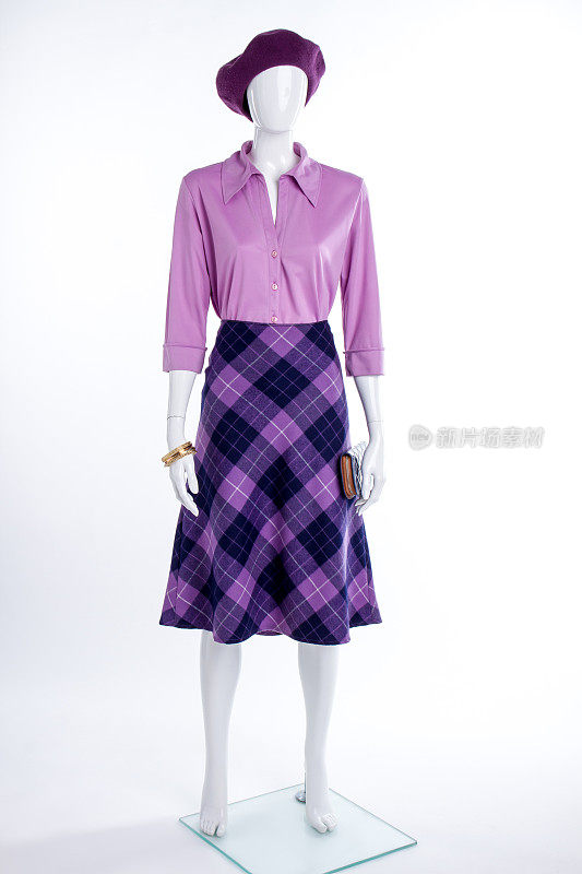 紫色贝雷帽，模特穿的衬衫和裙子。