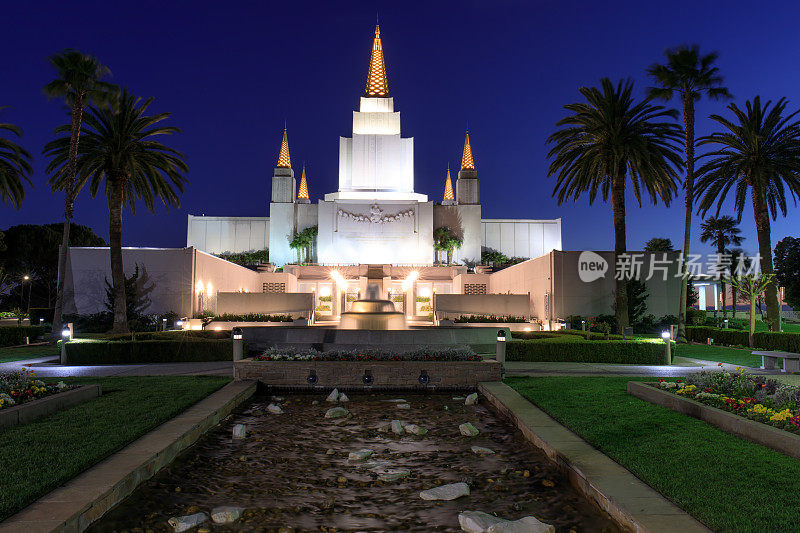 奥克兰加利福尼亚圣殿的蓝天黄昏——耶稣基督后期圣徒教会。
