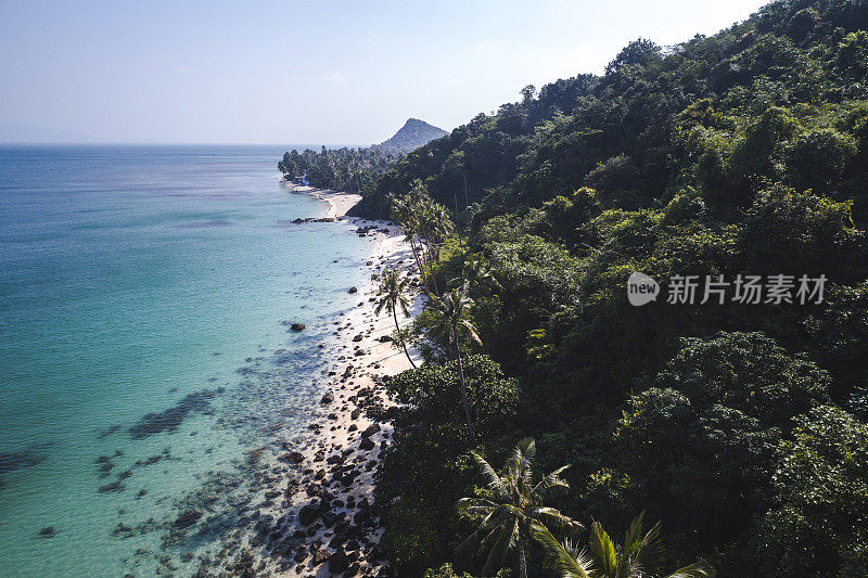 无人机在泰国苏梅岛美丽的海滩上空飞行