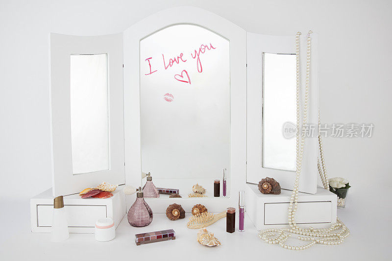 镜子和化妆品，我爱你的概念