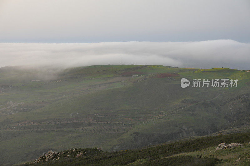 山起雾，海远