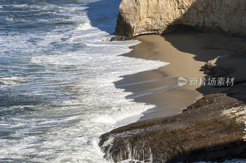 海浪冲击着洛基加利福尼亚海岸