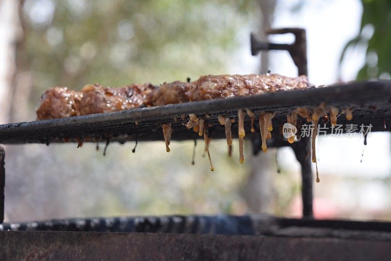 肥肉从烤架上滴下来